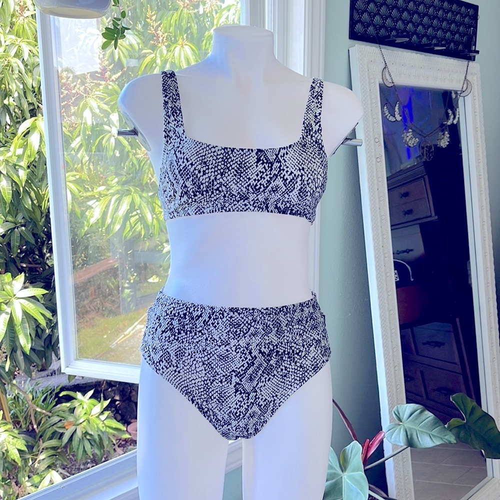 👙 Xhilaration bikini in excellent condition, top sz small, bottoms sz Medium